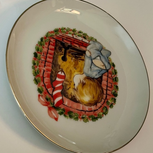 Vintage JASCO 1982 Christmas Plate, 22K Gold Edged, Boy by Fireplace, Japan - Picture 4 of 15